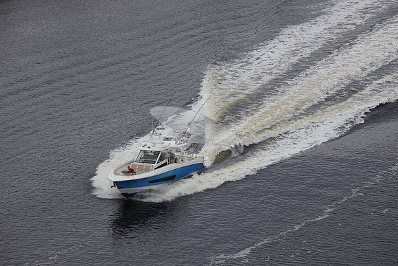 BOSTON WHALER.BLUE HULL.03
