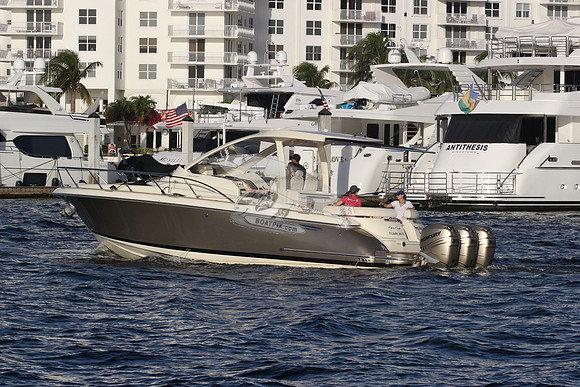 CHRIS CRAFT.FT. LAUD. FL.GOLD HULL.3 GOLD MOTORS.0310