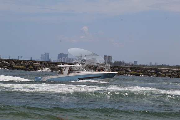 BOSTON WHALER42.BLUE HULL.5