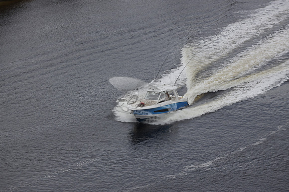 BOSTON WHALER.BLUE HULL.01