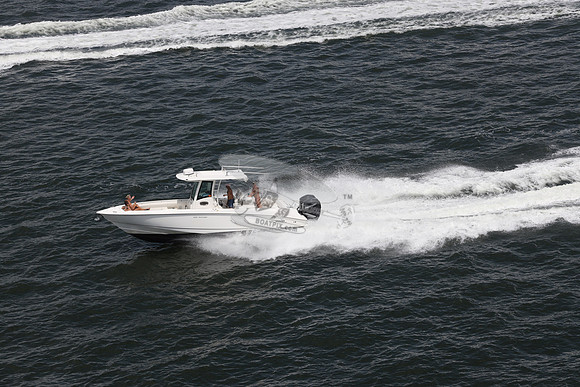 boston whaler.320 outrage.4
