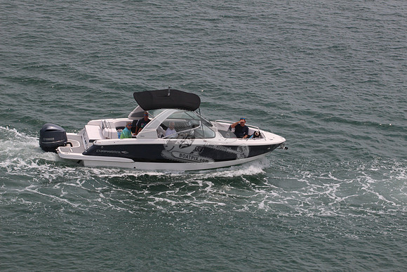 Chaparral.black.bowrider.one yamaha.3