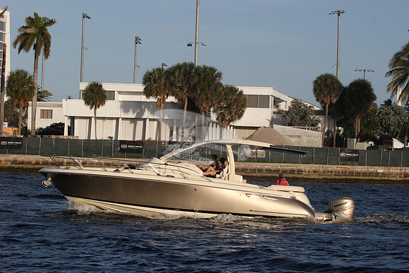 CHRIS CRAFT.FT. LAUD. FL.GOLD HULL.3 GOLD MOTORS.0302