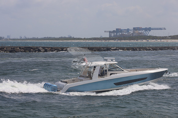 BOSTON WHALER42.FTL.03
