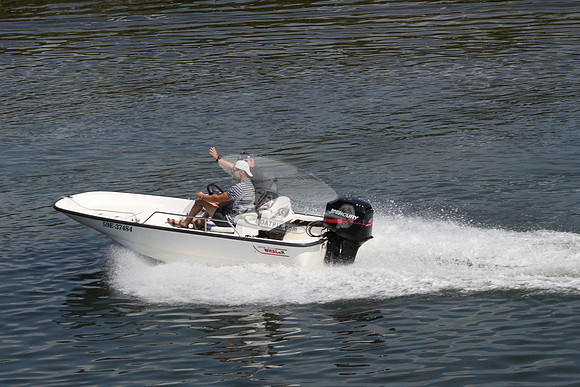 59E37484.BOSTON WHALER.7978