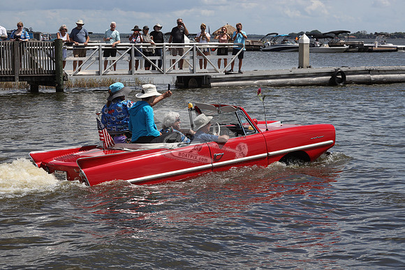 BOB N JANE.AMPHICAR RED.09