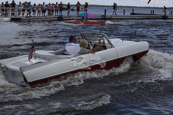 312196. WHITE RED.AMPHICAR.11