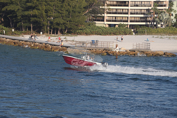 6786kn.red hull.3489