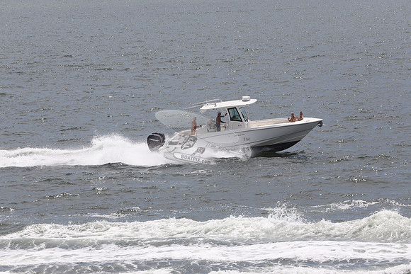 boston whaler.320 outrage.05