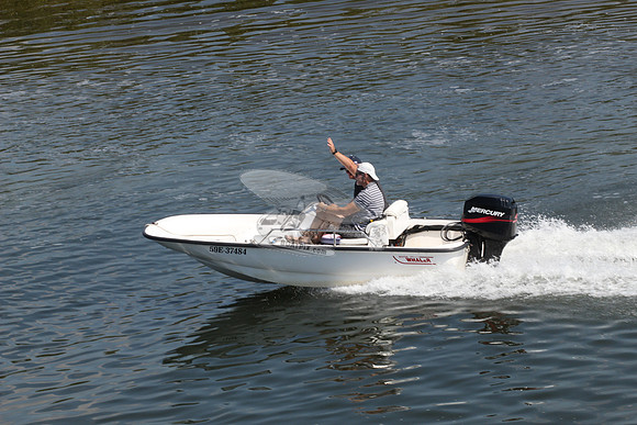 59E37484.BOSTON WHALER.7980