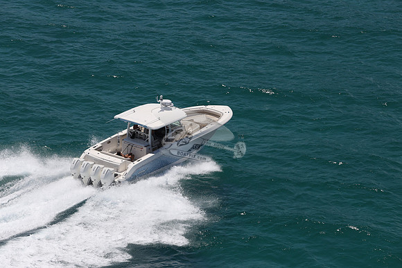 BOSTON WHALER.BLUE HULL.3109