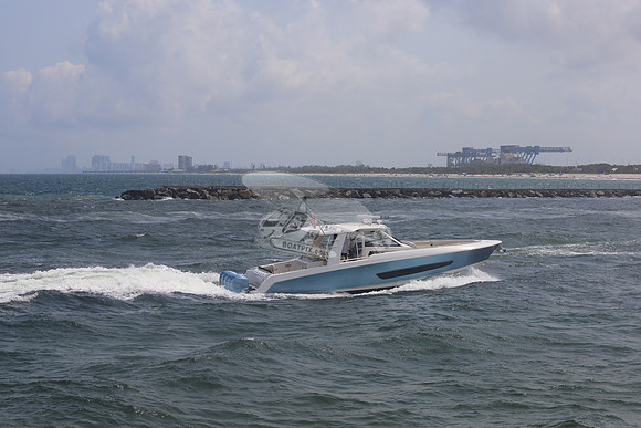 BOSTON WHALER42.FTL.02