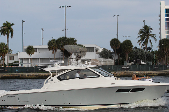AMERICAN MADE.PURSUIT.GREY HULL.3 MOTORS.051