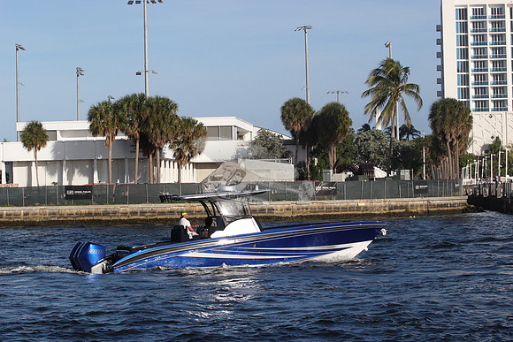 BOAT.ROYAL BLUE 3 MOTORS.05