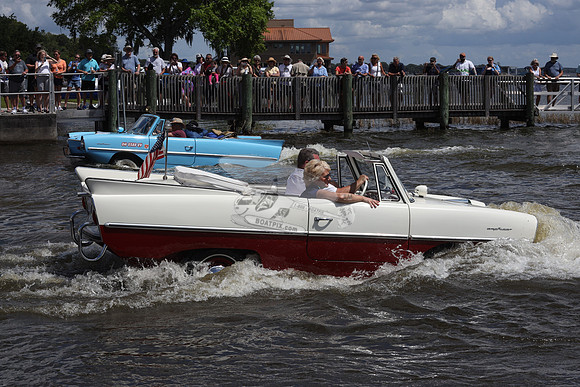 312196.AMPHICAR.WHITE RED.003