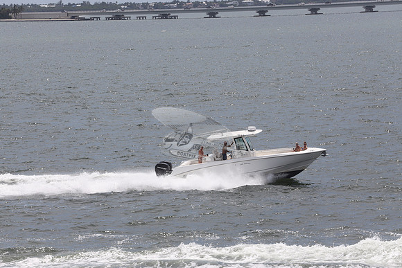 boston whaler.320 outrage.04