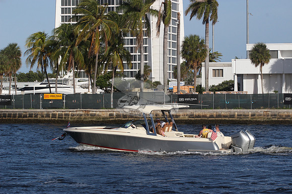 CHRIS CRAFT.2 MERCURYS.SILVER HULL.009