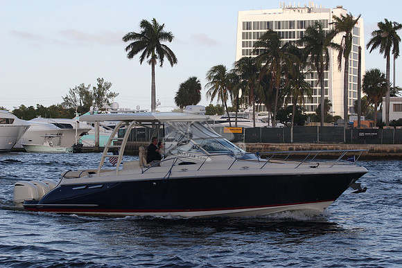 CHRIS CRAFT.NAVY BLUE HULL.3 MOTORS. 03