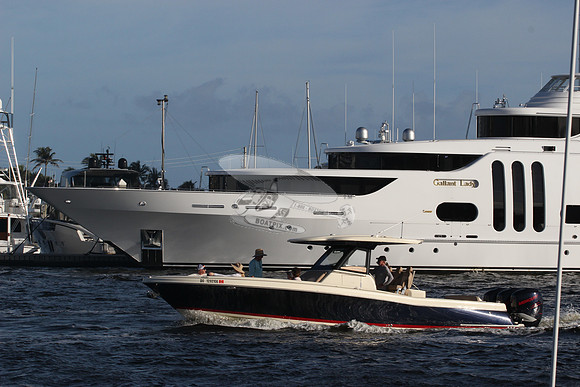 CHRIS CRAFT.NAVY BLUE HULL.3 MERCURYS.03