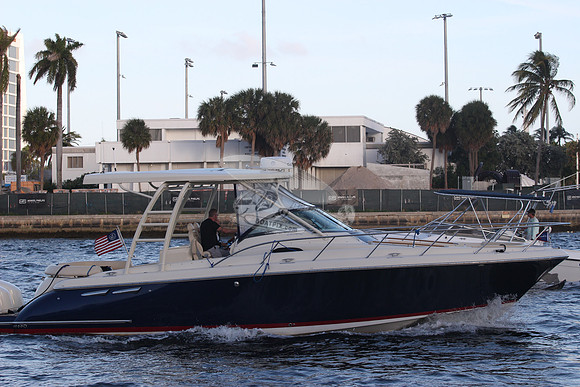 CHRIS CRAFT.NAVY BLUE HULL.3 MOTORS. 06