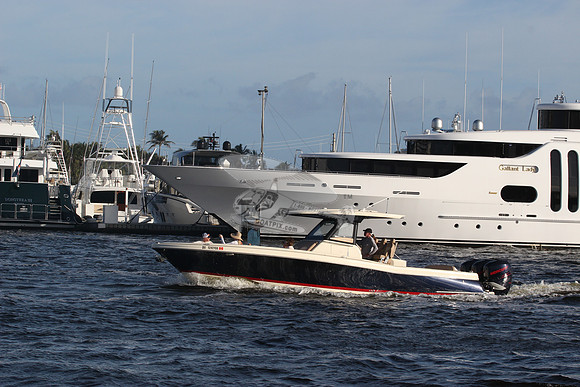 CHRIS CRAFT.NAVY BLUE HULL.3 MERCURYS.04
