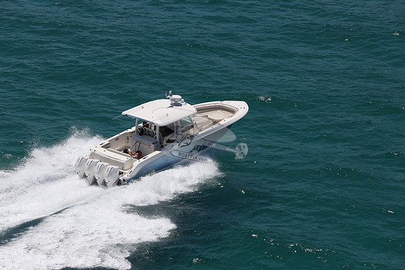 BOSTON WHALER.BLUE HULL.3110