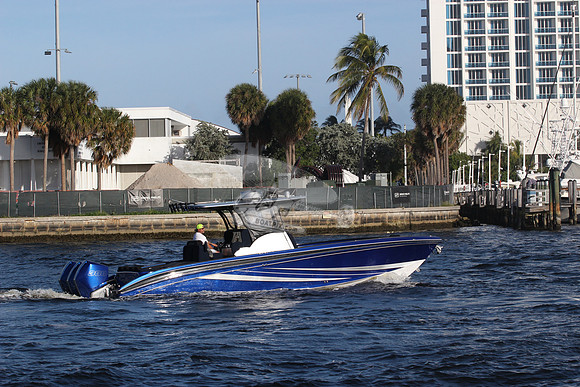 BOAT.ROYAL BLUE 3 MOTORS.06