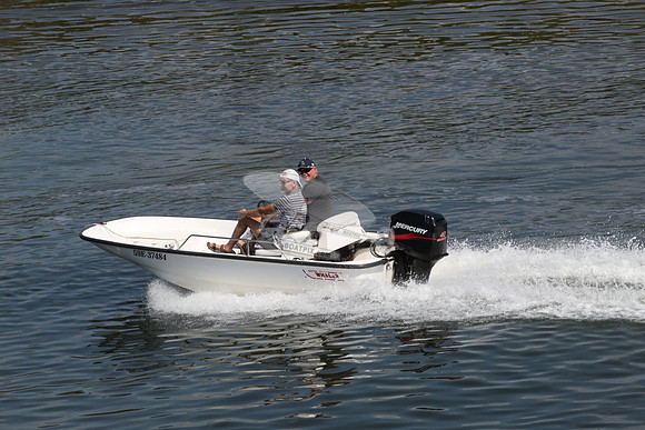 59E37484.BOSTON WHALER.7977