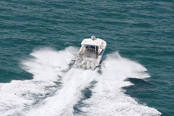BOSTON WHALER.BLUE HULL.3103