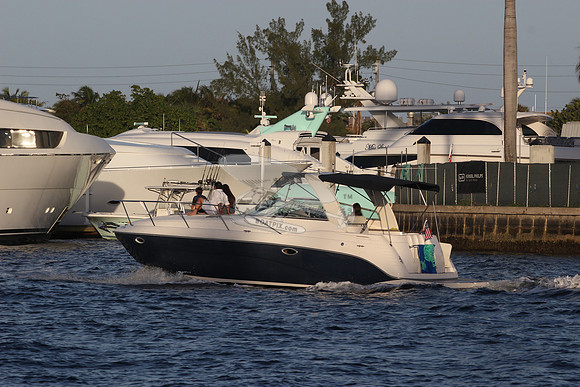 BOAT.BLUE HULL.05
