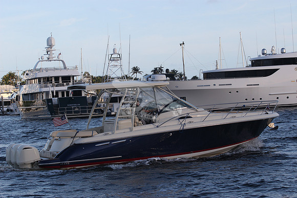 CHRIS CRAFT.NAVY BLUE HULL.2 MOTORS.0082