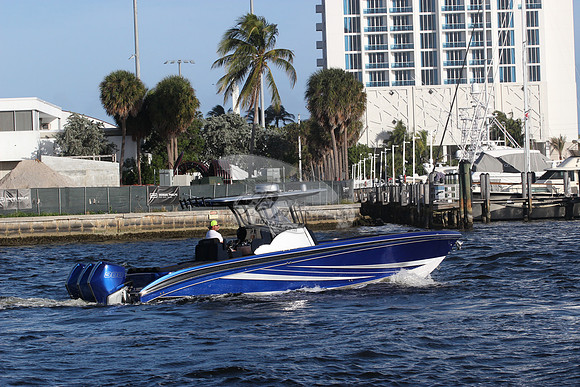 BOAT.ROYAL BLUE 3 MOTORS.07