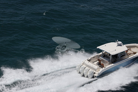 BOSTON WHALER.BLUE HULL.304