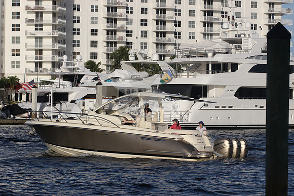 CHRIS CRAFT.FT. LAUD. FL.GOLD HULL.3 GOLD MOTORS.0308