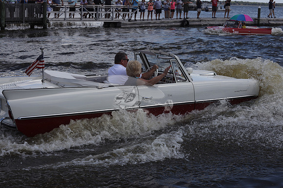 312196. WHITE RED.AMPHICAR.09
