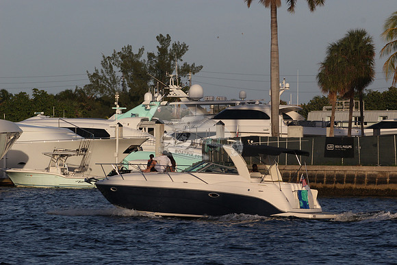 BOAT.BLUE HULL.03