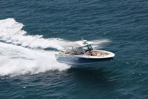 BOSTON WHALER.BLUE HULL.321