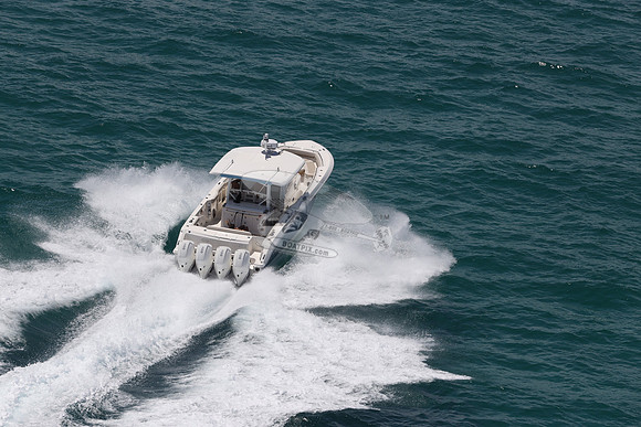 BOSTON WHALER.BLUE HULL.3105