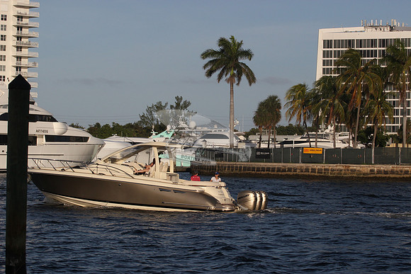 CHRIS CRAFT.FT. LAUD. FL.GOLD HULL.3 GOLD MOTORS.0307