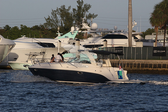 BOAT.BLUE HULL.04