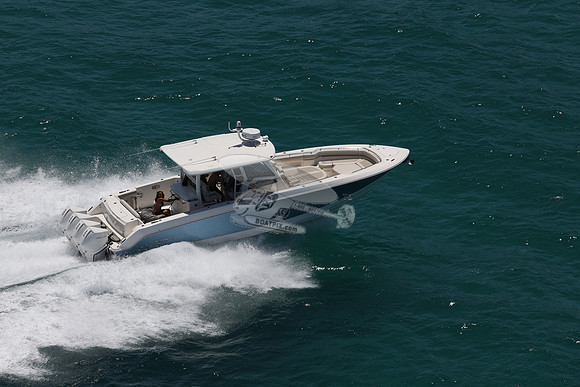 BOSTON WHALER.BLUE HULL.3114