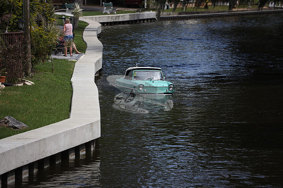 AMPHII.GREEN.WHITE TOP.AMPHICAR.01