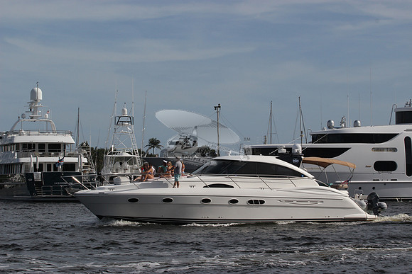 BOAT.WHITE HULL.N....987