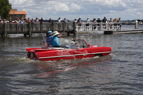 BOB N JANE.AMPHICAR RED.07