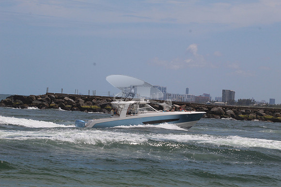 BOSTON WHALER42.BLUE HULL.4