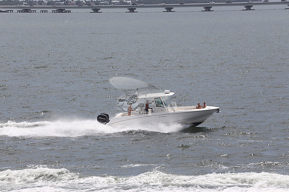 boston whaler.320 outrage.03