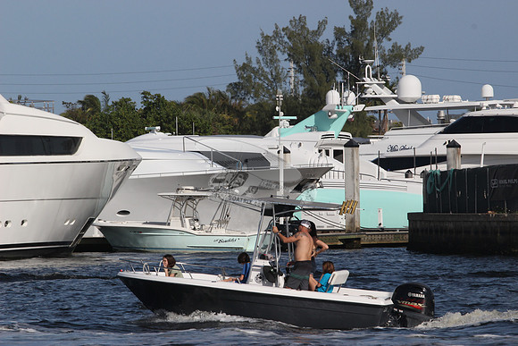 BOAT.BLACK HULL.YAMAHA MOTOR.3