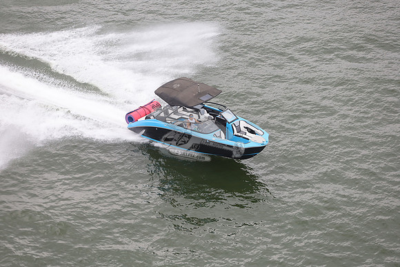 255x.blue.black.roll.bowrider.14