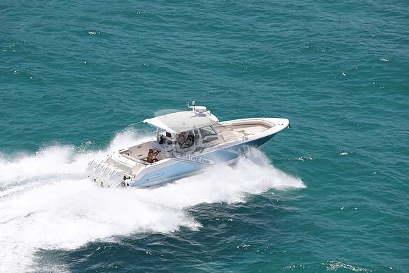 BOSTON WHALER.BLUE HULL.3112