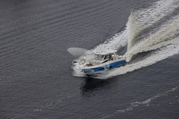 BOSTON WHALER.BLUE HULL.04